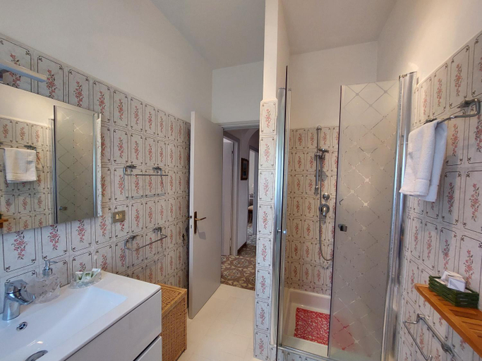 Bathroom 3, Villa Giolù, Livorno