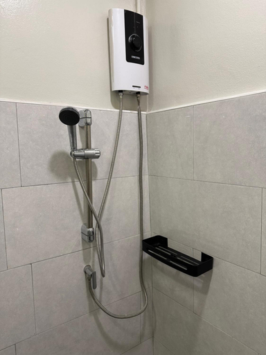 Bathroom 2, Victory Place, Pom Pram Sattru