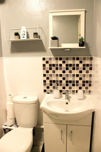 Bathroom 2, Stunning Spacious Contemporary 2 Bedroom Flat, London