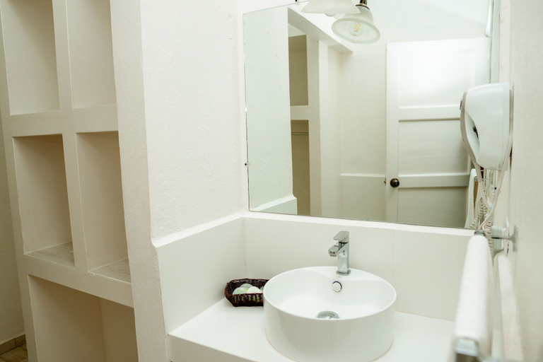 Bathroom 4, Hotel Petén, Flores