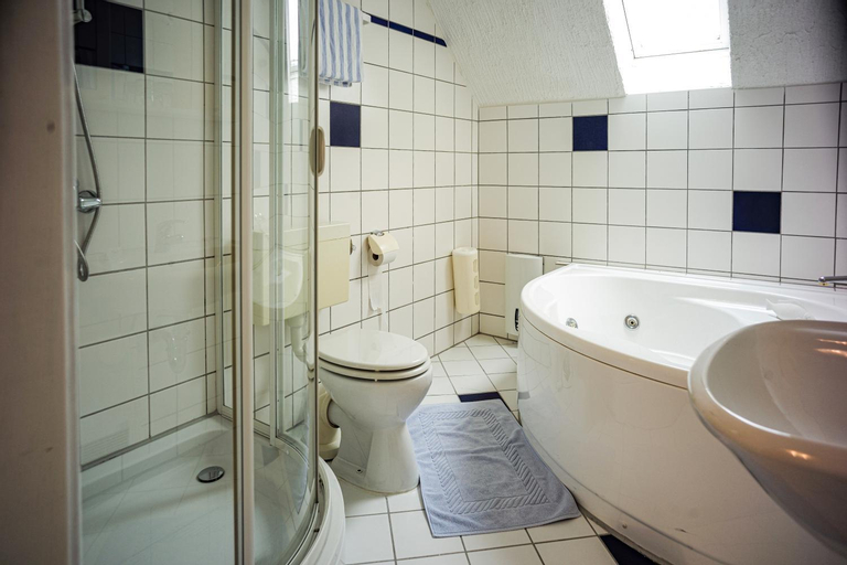Bedroom 3, Hotel Restaurant Wolfsschlucht GmbH, Euskirchen