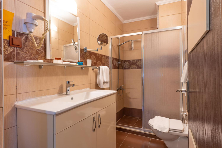 Bathroom 5, Hotel Karacam, Foça