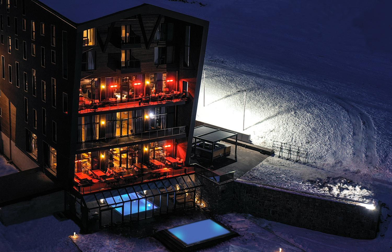 Exterior & Views