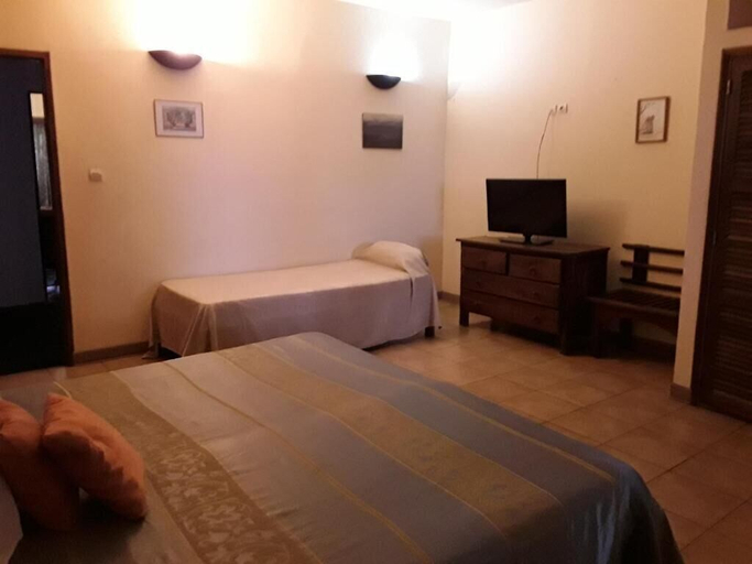 Bedroom 2, Hotel le Colbert, Diana