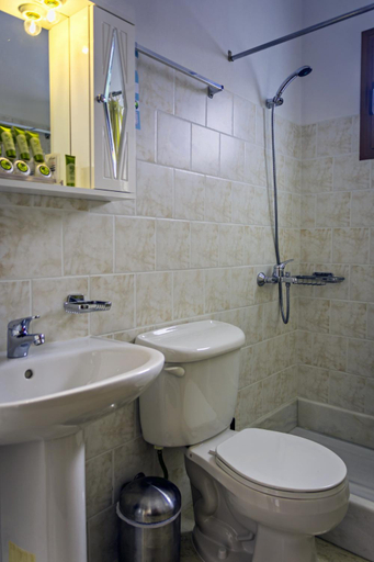 Bathroom 4, To Kallion, Central Greece