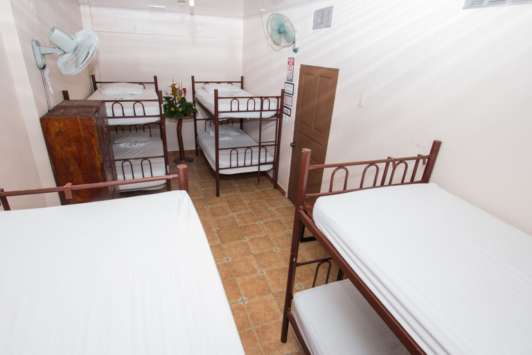 Others 4, Hostel Manuel Antonio, Aguirre