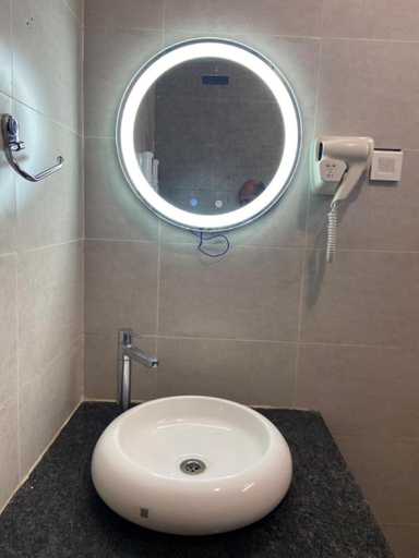 Bathroom 13