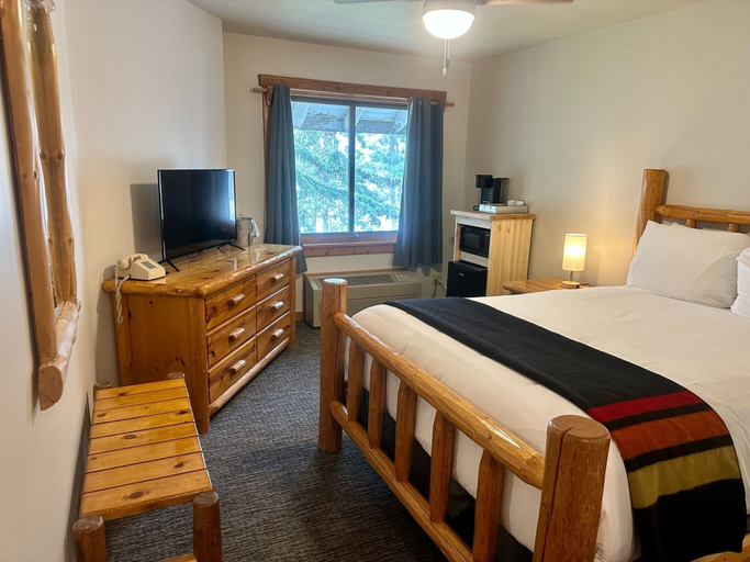 Bedroom 2, Manhattan Beach Lodge, Crow Wing
