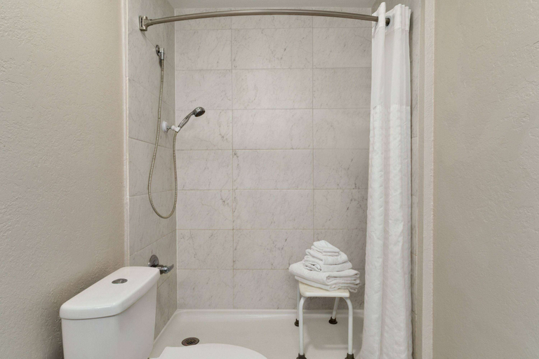 Bathroom 5, Days Inn by Wyndham Dillon, Dillon