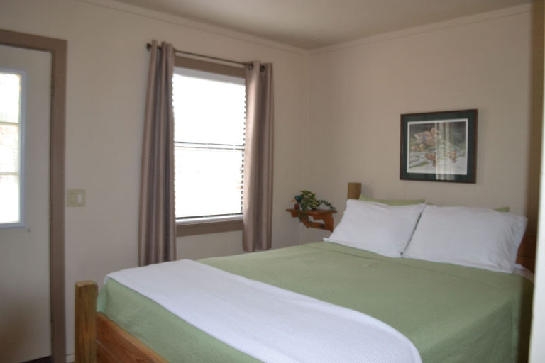 Bedroom 2, Echo Canyon Resort & Marina, Garland