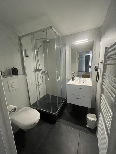 Bathroom 5, Le Marronnier, Côte-d'Or