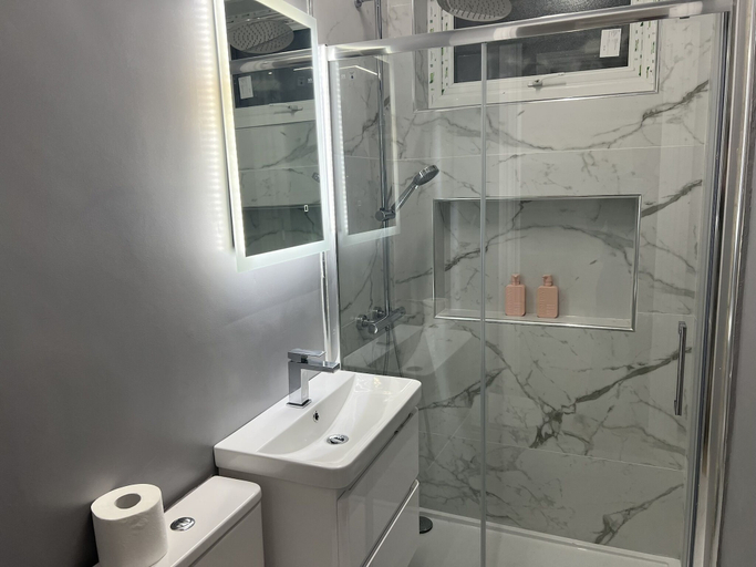 Bathroom 4, London Studios and Suites, London