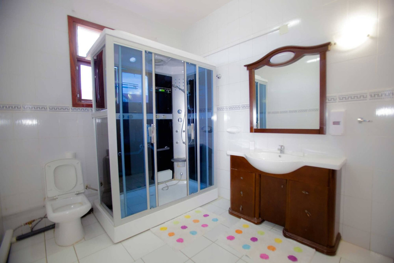Bathroom 4, Lidias Guest House, Maputo