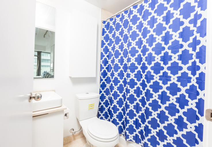Bathroom 3, Downtown-CN Tower-Jays, Toronto