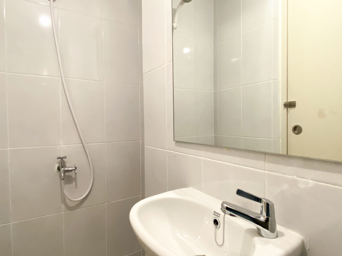 Bathroom 3, Restful and Well Designed Studio Tokyo Riverside PIK 2 Apartment By Travelio, Tangerang