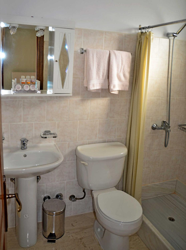 Bathroom, To Kallion, Central Greece