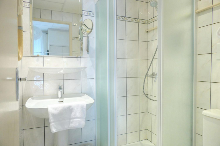 Bathroom 3, Logis hotel restaurant de Provence, Vaucluse