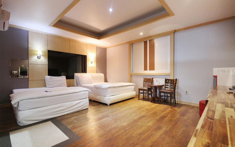 Bedroom 3, Daegu Dongdaegu Station Lane, Buk