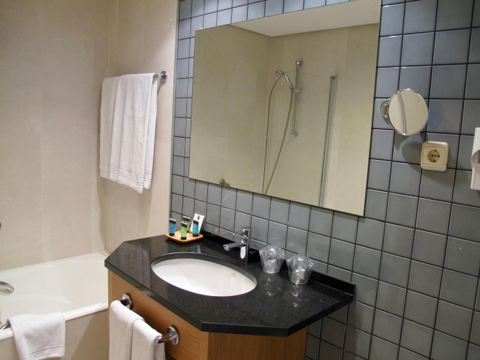 Bathroom 4, Gran Hotel Victoria, Cantabria