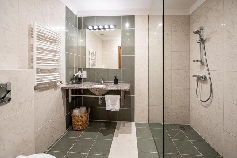 Bathroom 4, Hotel i Restauracja Czarny Kos, Kartuzy