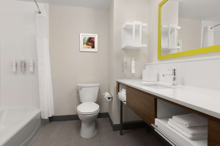 Bathroom 4, Hampton Inn & Suites Durham University Medical Center, Durham