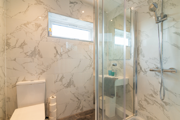 Bathroom 3, Stunning Six Bedroom House Sleep 11 Manchester, Manchester