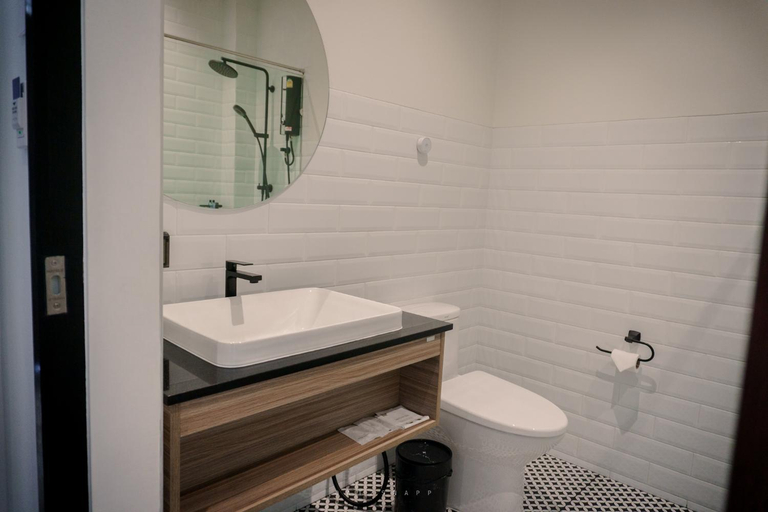 Bathroom 4, Play Poshtel & Cafe, Mueang Krabi