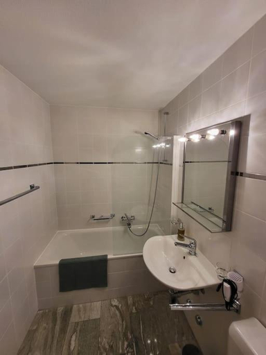 Shower, Studio Apollo 5, Visp