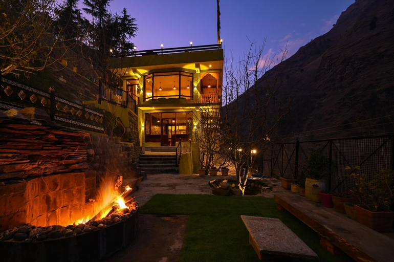Exterior & Views