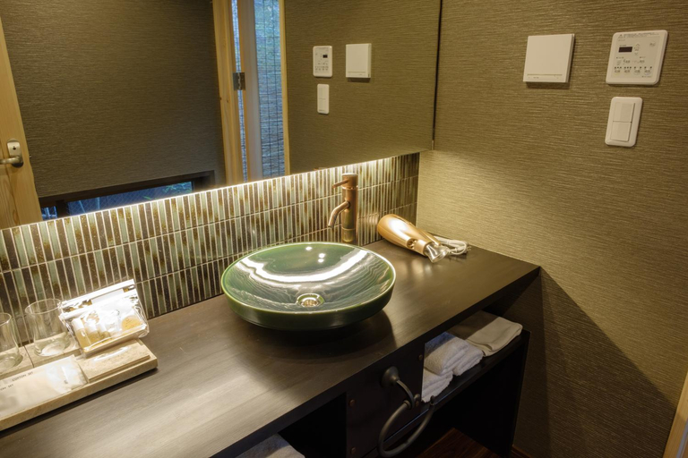Bathroom 3, Kanade TojiMinamimon, Kyoto