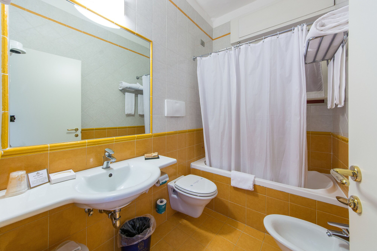 Bathroom 5, Reginna Palace Hotel, Salerno