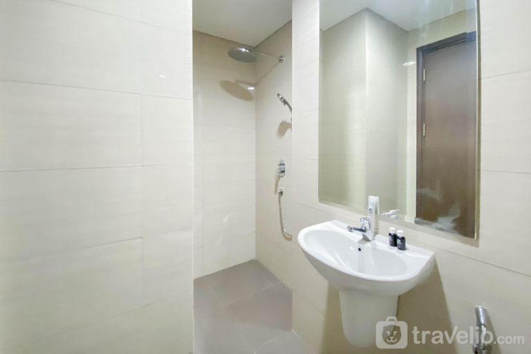Bathroom, Studio Minimalis Ciputra International By Travelio, Jakarta Barat