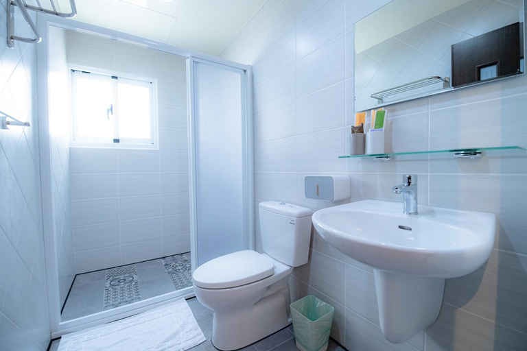 Bathroom 2, To Be Smoothies Homestay, Penghu