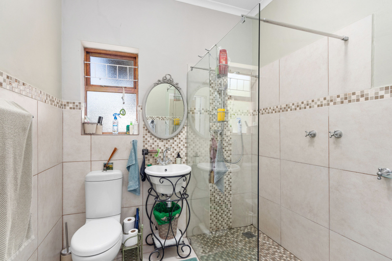 Bathroom 5, Panaderos, Overberg