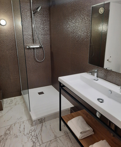 Bathroom 5, Hotel De France, Haute-Garonne