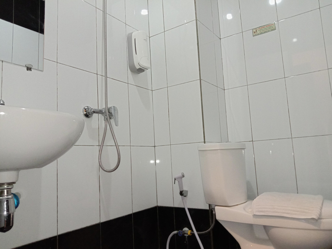 Bathroom 4, Votel Nirmala Hotel Malang, Malang