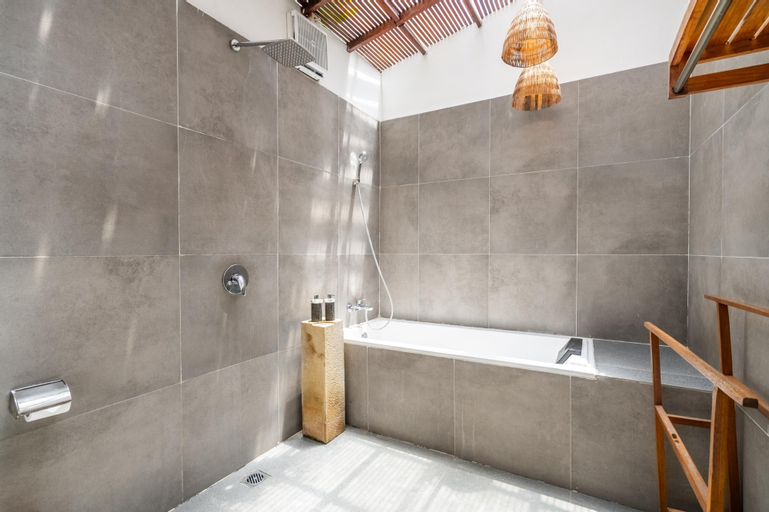Bathroom 14