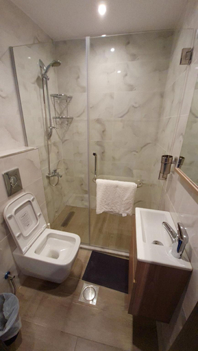 Bathroom 4, Red Carpet suites, Salt