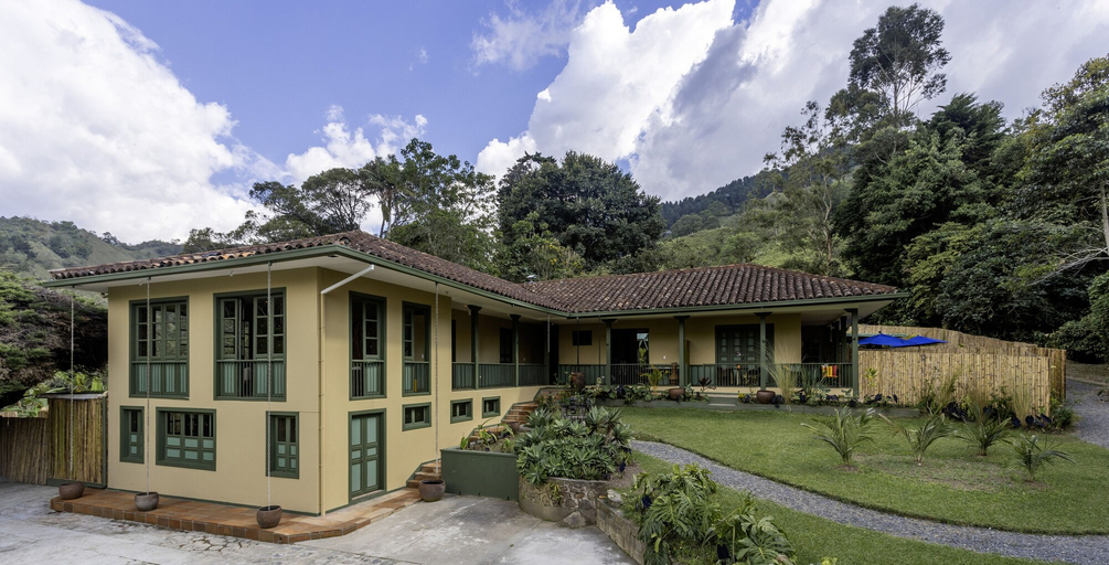 Exterior & Views