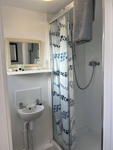 Bathroom 3, The Butchers Arms Freehouse, Suffolk