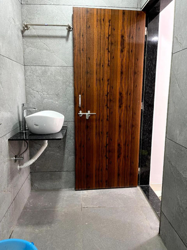 Bathroom 2, Gayatri Homestay, Ratnagiri