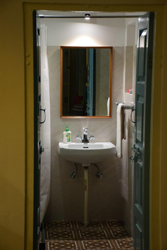 Bathroom 3, Jaipur Jantar Hostel, Jaipur