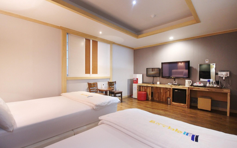 Bedroom 4, Daegu Dongdaegu Station Lane, Buk