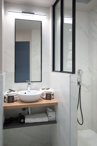 Bathroom 4, Hôtel de la Cité, Ille-et-Vilaine