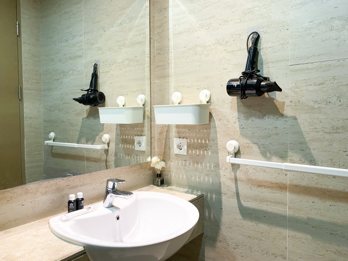 Bathroom 5, Comfort and Modern Look 1BR Gold Coast Apartment By Travelio, Jakarta Utara