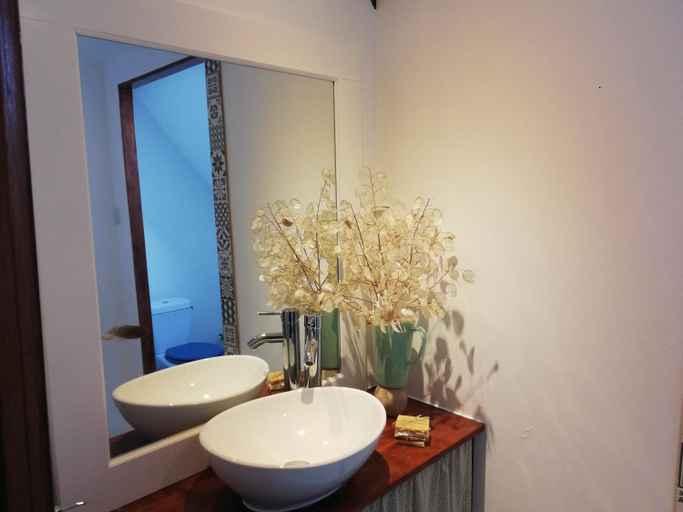 Bathroom, Le Monticule, Creuse