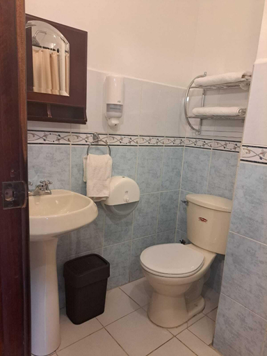 Bathroom 3, Hotel Coronel, Cuenca