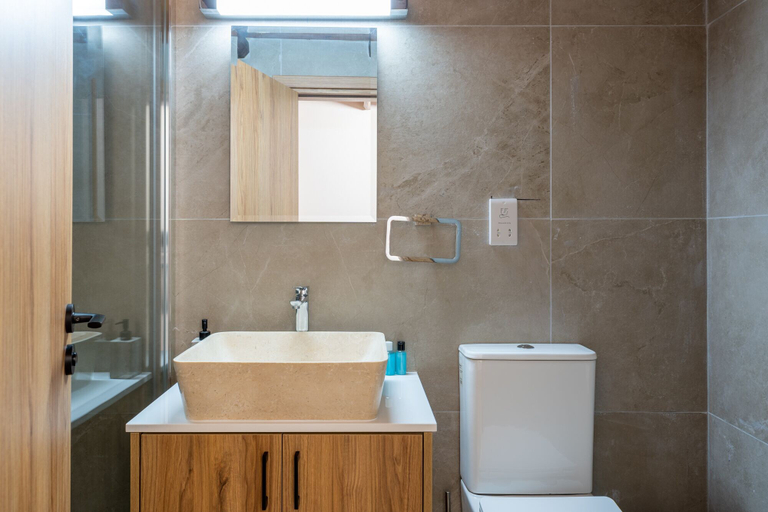 Bathroom 3, Stone Court Boutique Studios