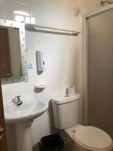 Others 5, Hostal Malania, Manta