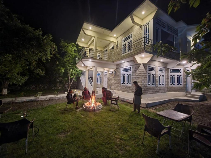 Exterior & Views